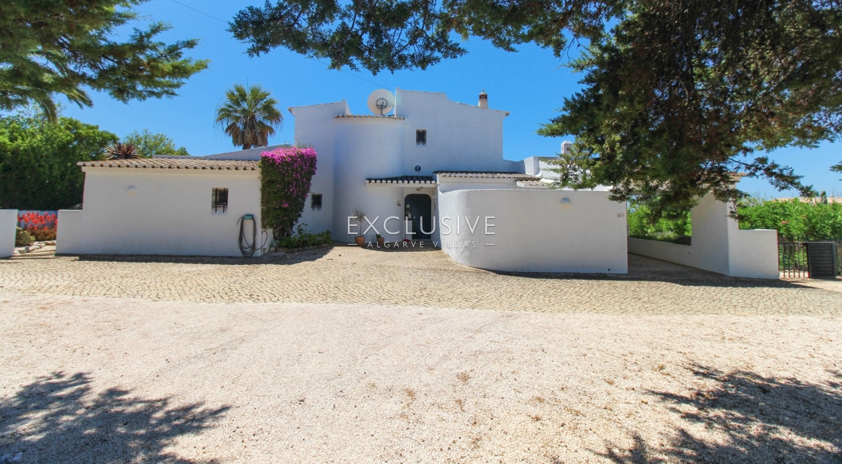 Large 4 bedroom villa with guesthouse with superb sea views in Praia da Luz