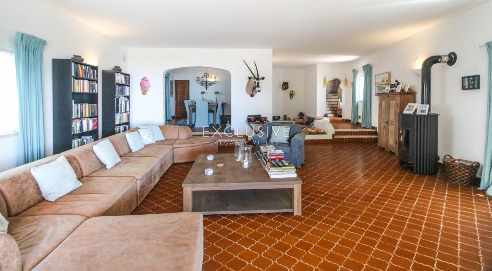 Large 4 bedroom villa with guesthouse with superb sea views in Praia da Luz