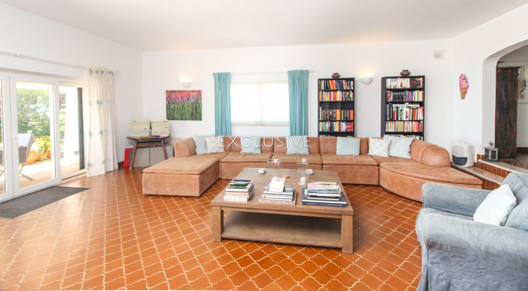 Large 4 bedroom villa with guesthouse with superb sea views in Praia da Luz