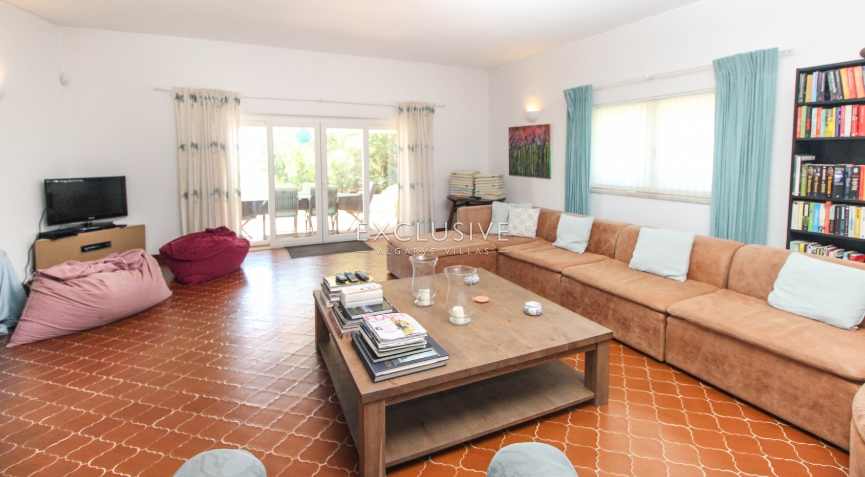 Large 4 bedroom villa with guesthouse with superb sea views in Praia da Luz