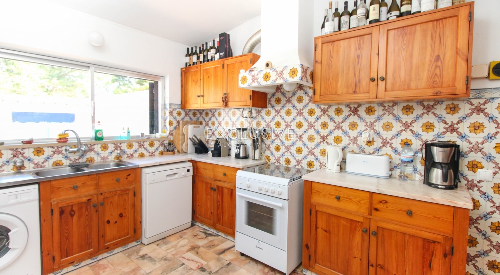 Large 4 bedroom villa with guesthouse with superb sea views in Praia da Luz
