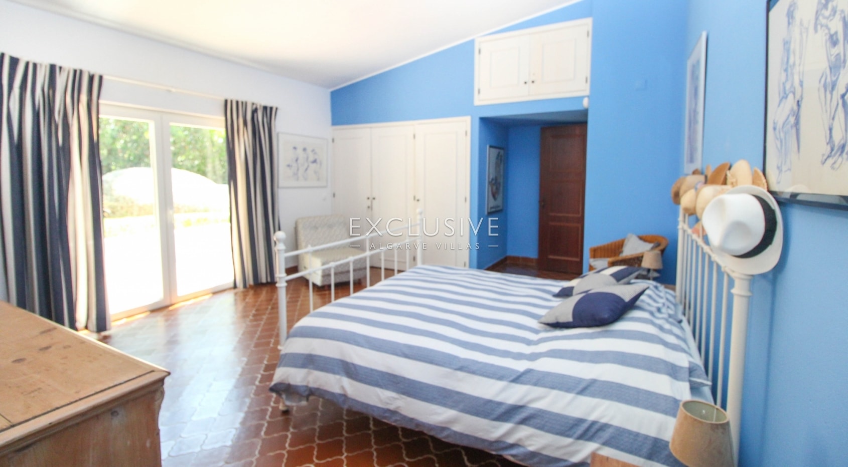 Large 4 bedroom villa with guesthouse with superb sea views in Praia da Luz