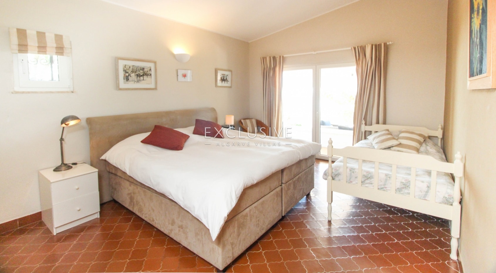 Large 4 bedroom villa with guesthouse with superb sea views in Praia da Luz