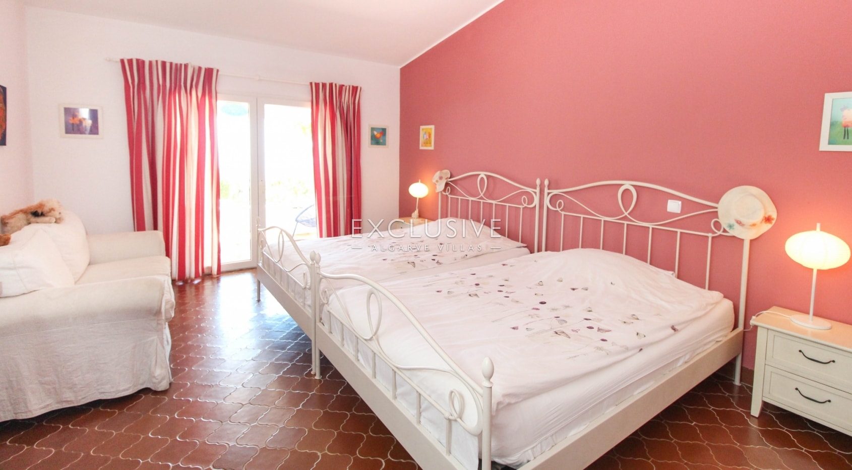 Large 4 bedroom villa with guesthouse with superb sea views in Praia da Luz