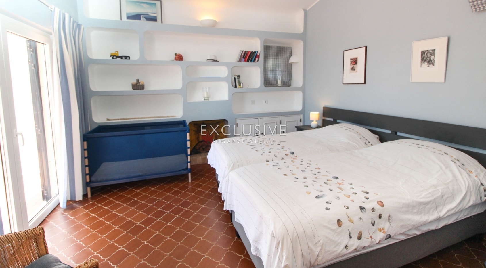Large 4 bedroom villa with guesthouse with superb sea views in Praia da Luz