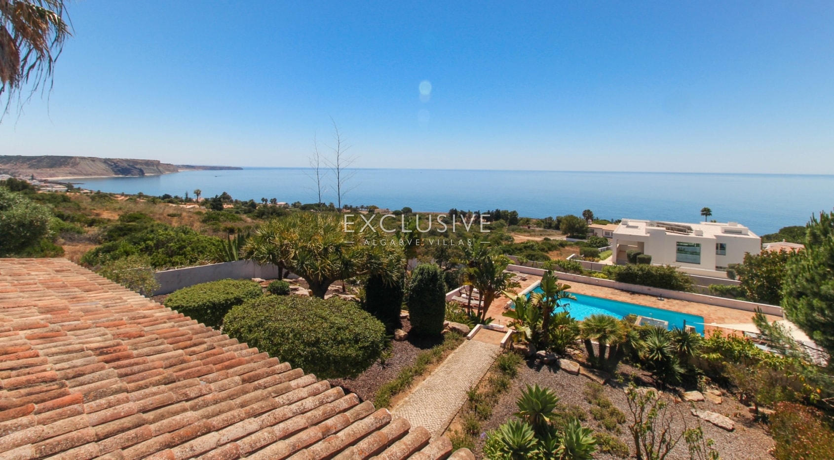 Large 4 bedroom villa with guesthouse with superb sea views in Praia da Luz