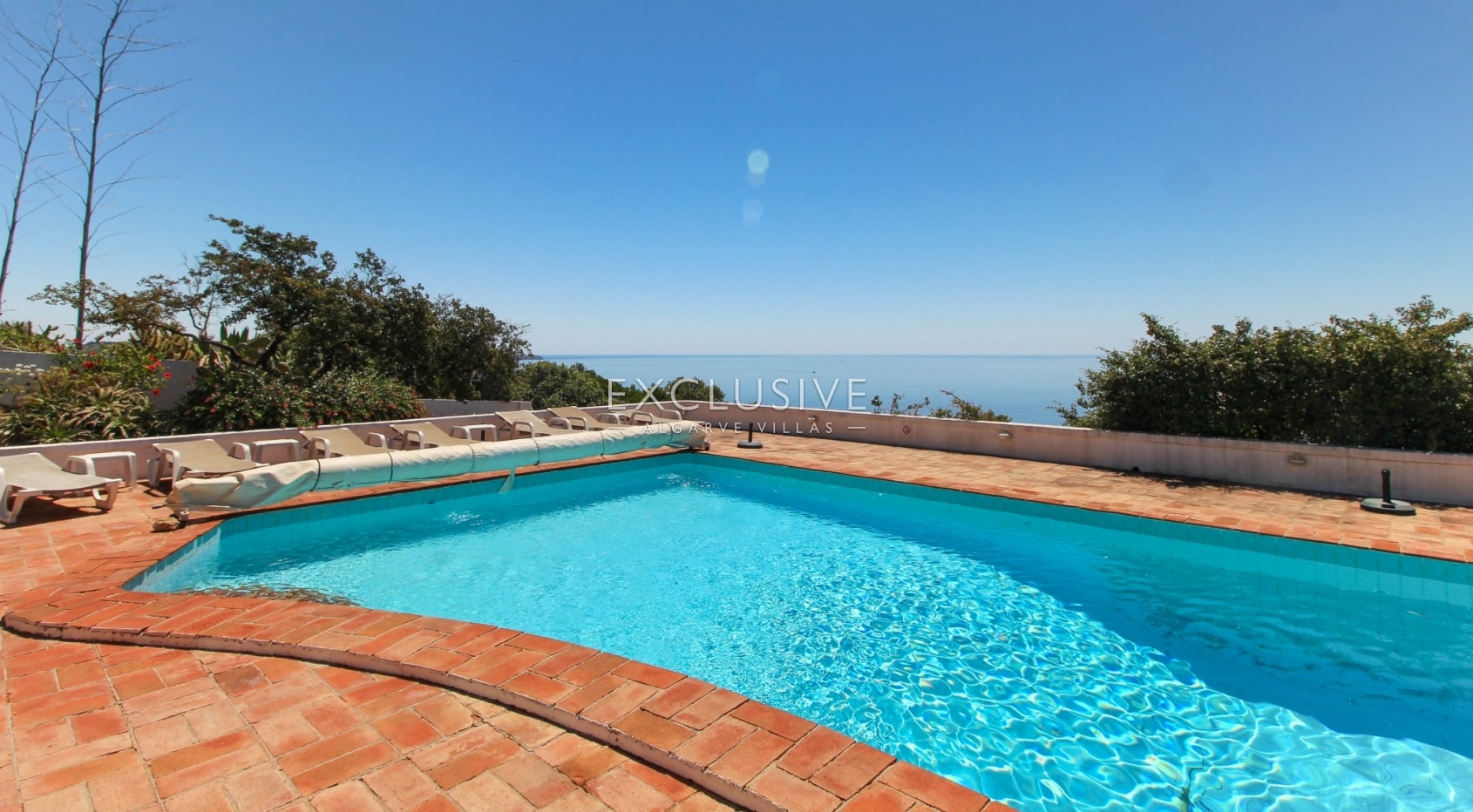 Large 4 bedroom villa with guesthouse with superb sea views in Praia da Luz