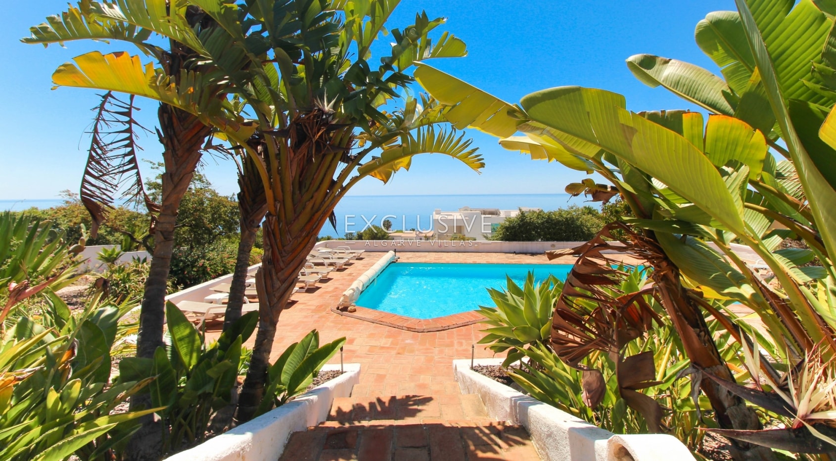 Large 4 bedroom villa with guesthouse with superb sea views in Praia da Luz