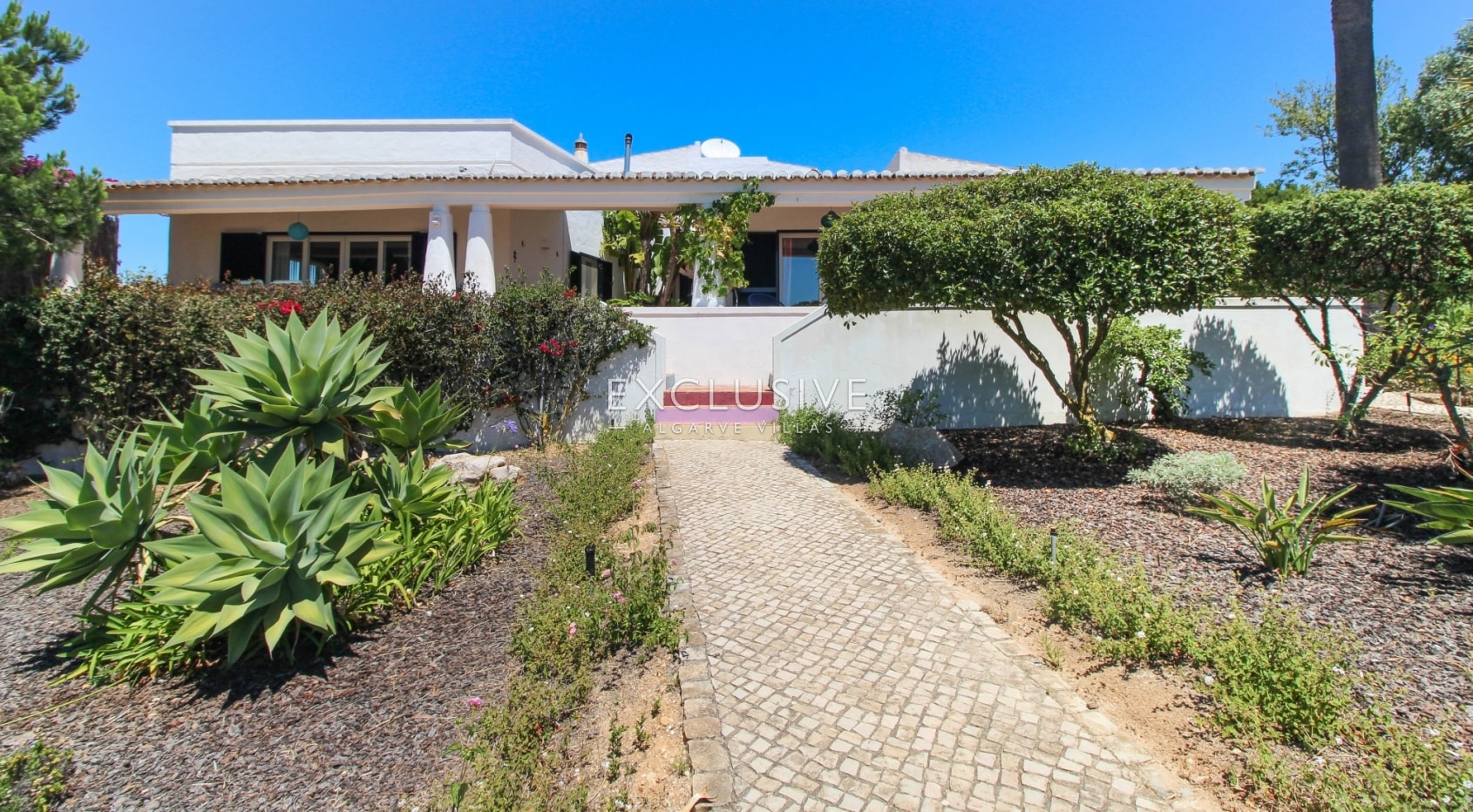 Large 4 bedroom villa with guesthouse with superb sea views in Praia da Luz