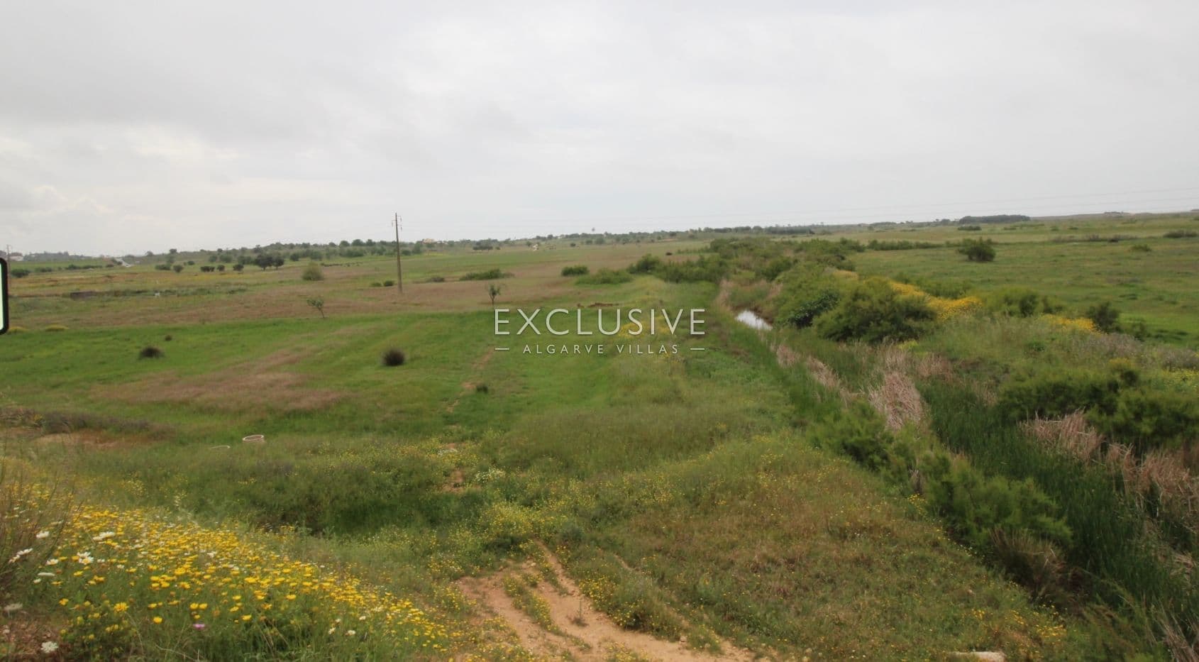 Plot with two ruins near Salgados Golf in Algarve near Praia Grande, near beach