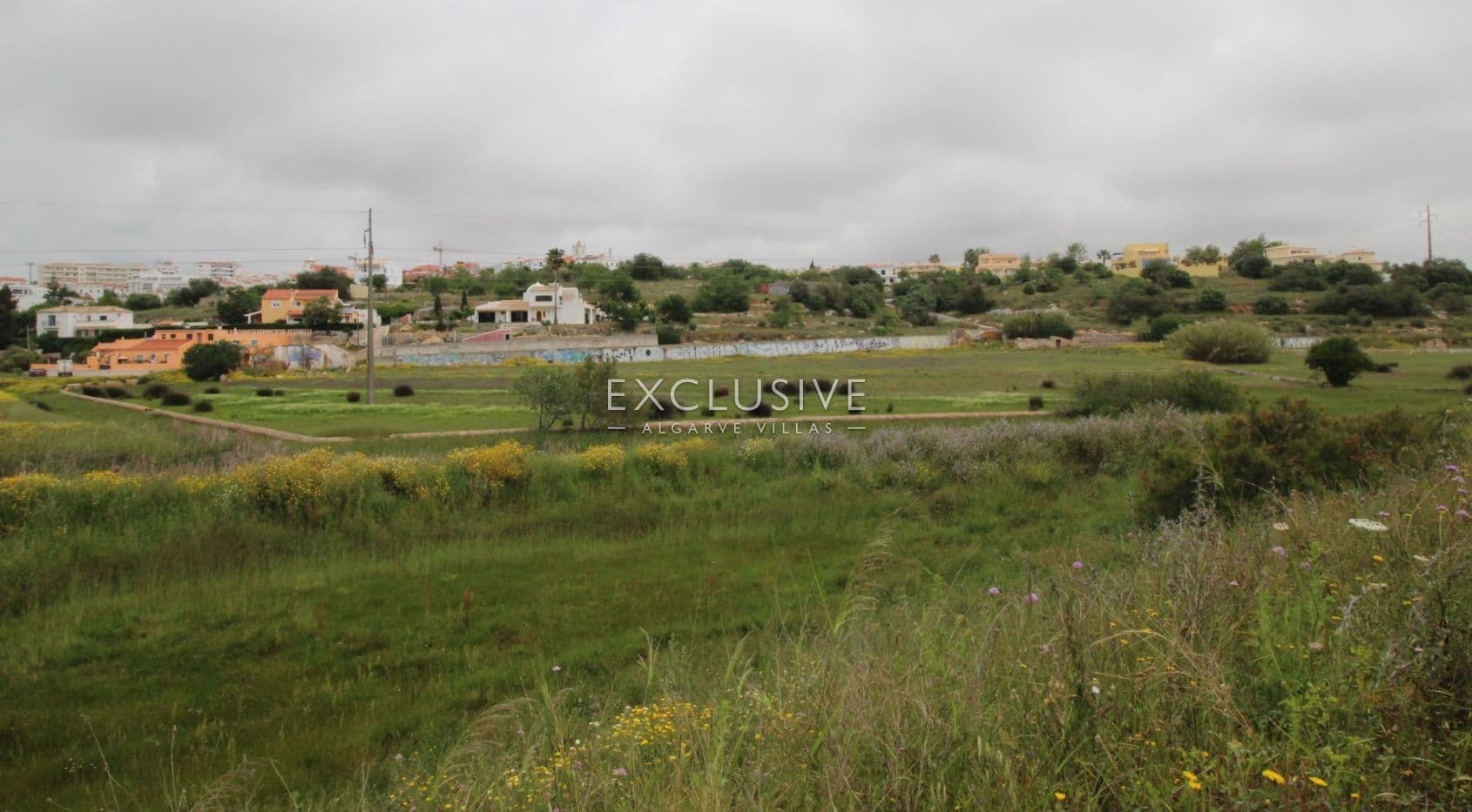 Plot with two ruins near Salgados Golf in Algarve near Praia Grande, near beach