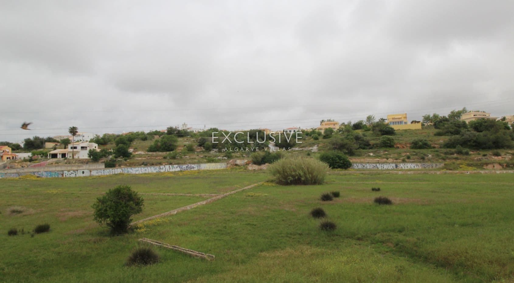 Plot with two ruins near Salgados Golf in Algarve near Praia Grande, near beach