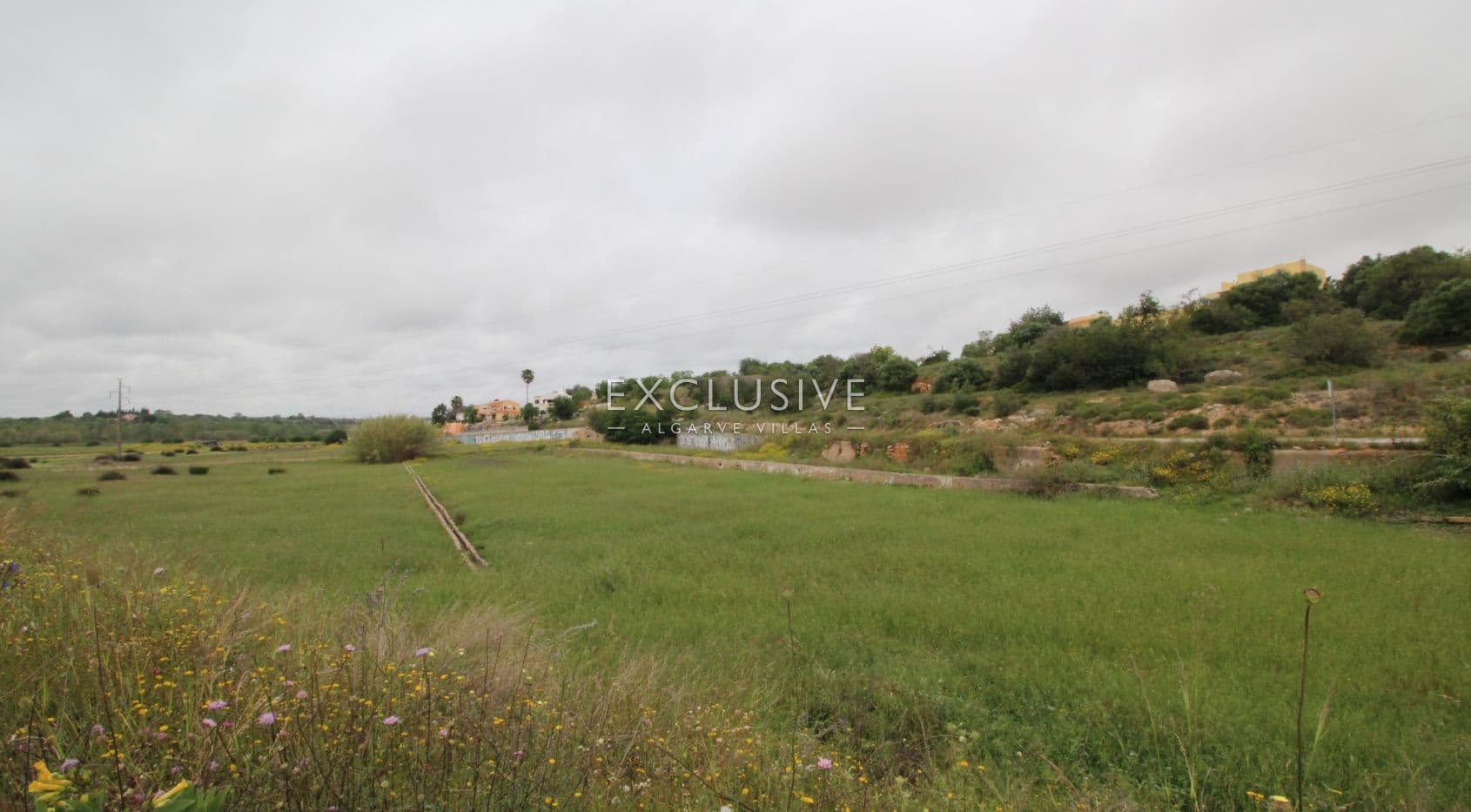 Plot with two ruins near Salgados Golf in Algarve near Praia Grande, near beach