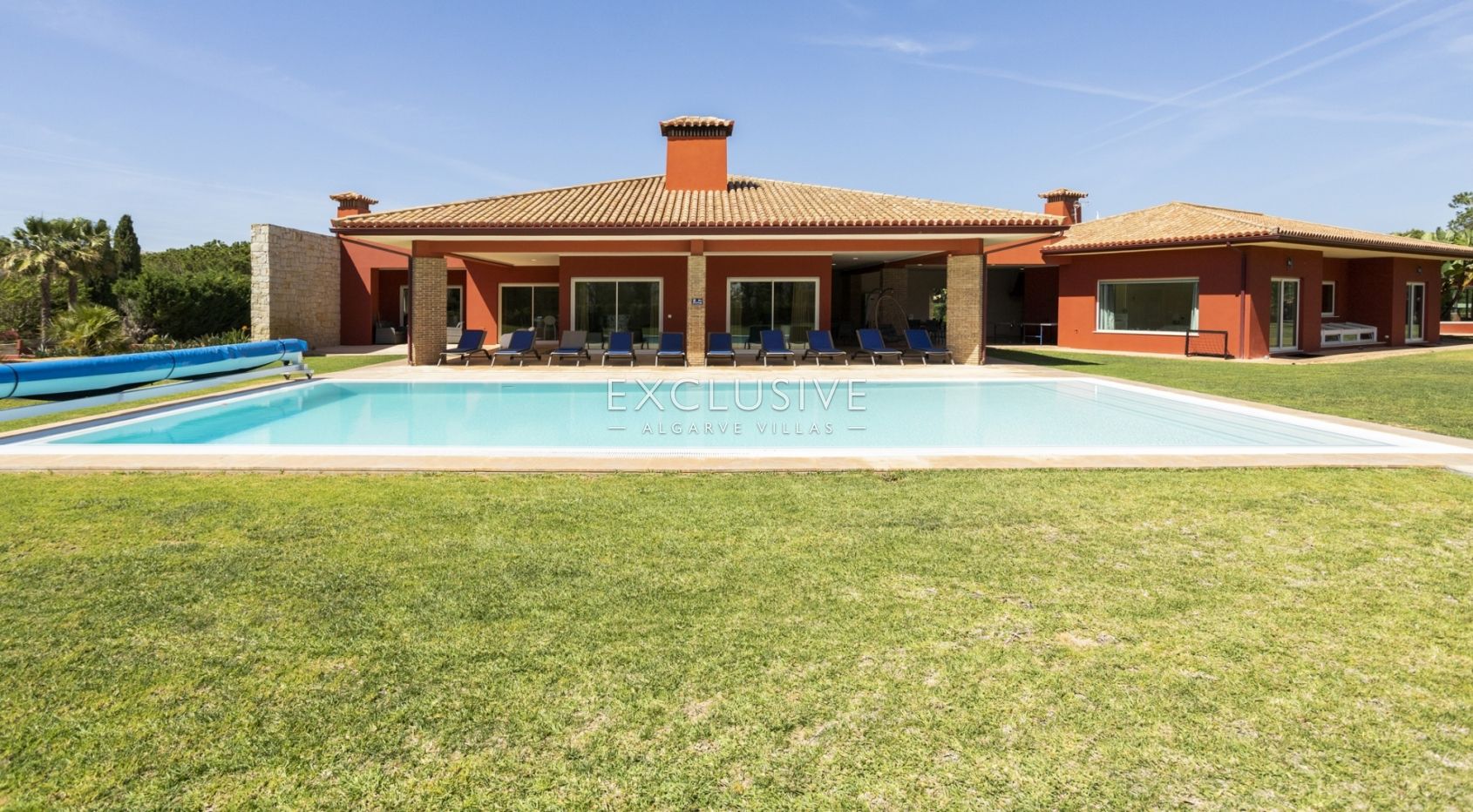 Buy Luxurious mansion with 5 bedrooms and private pool in Pinhal Velho, Vilamoura