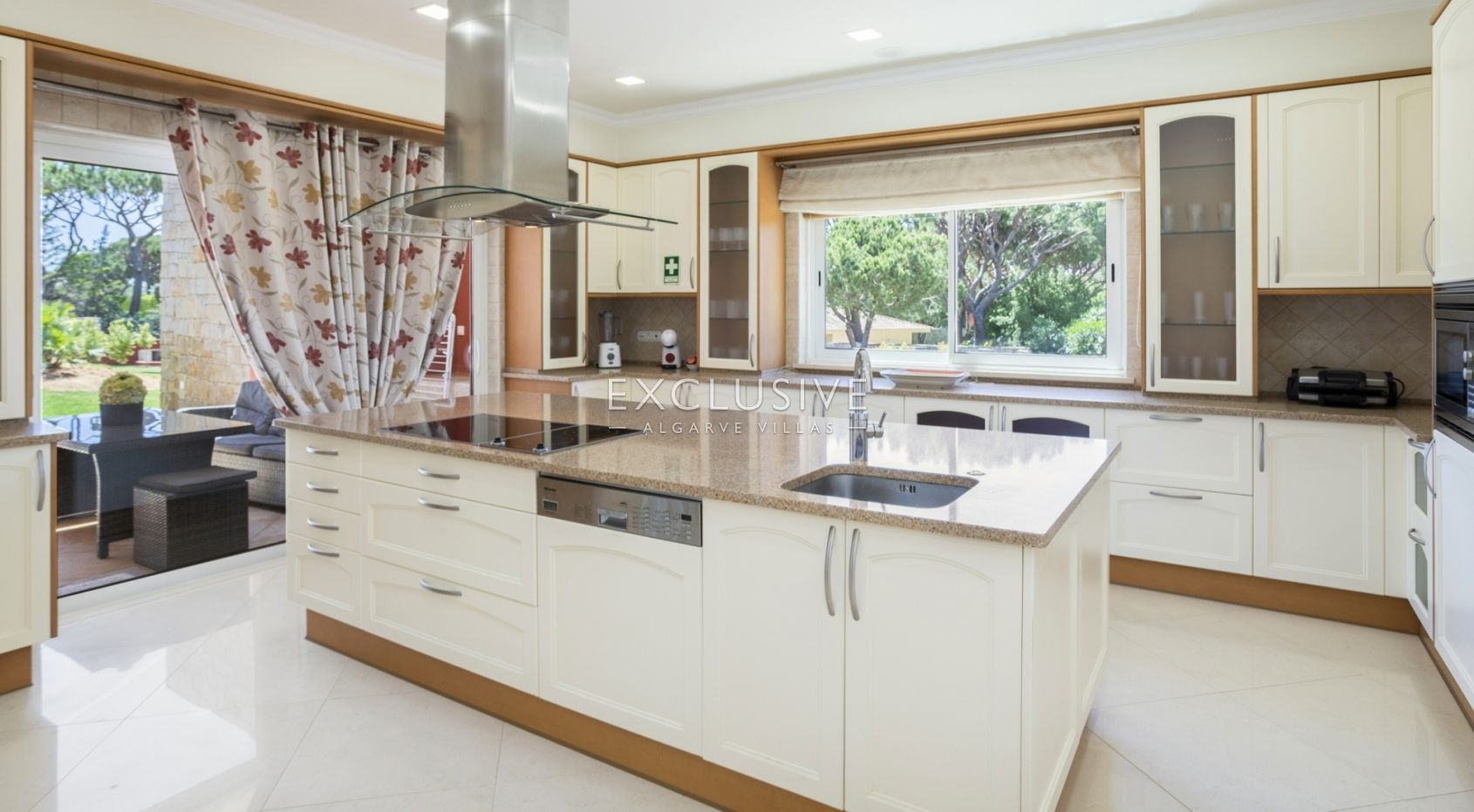 Buy Luxurious mansion with 5 bedrooms and private pool in Pinhal Velho, Vilamoura