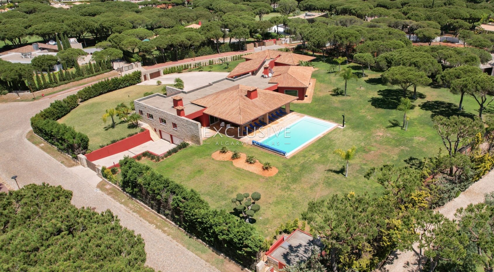 Buy Luxurious mansion with 5 bedrooms and private pool in Pinhal Velho, Vilamoura