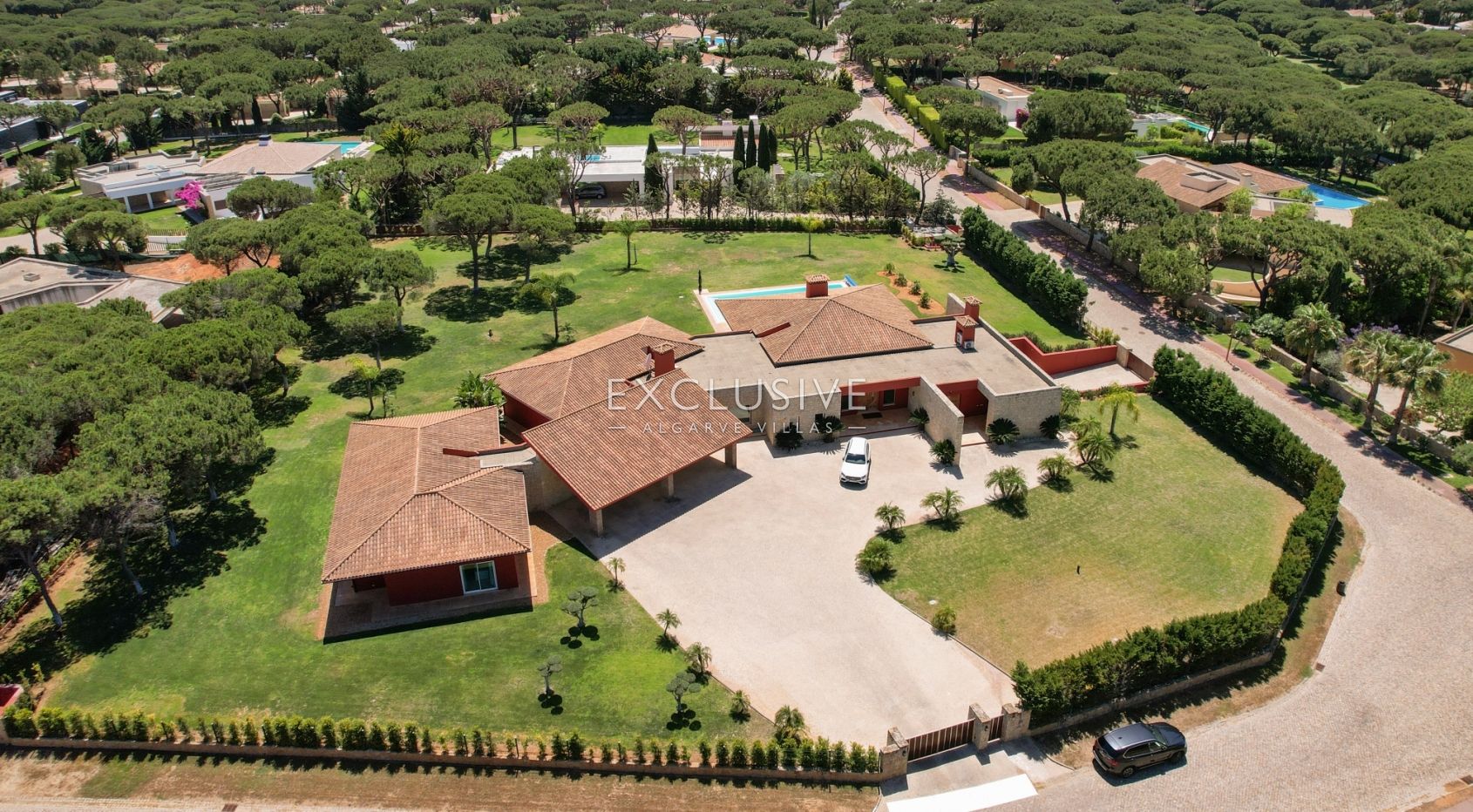 Buy Luxurious mansion with 5 bedrooms and private pool in Pinhal Velho, Vilamoura