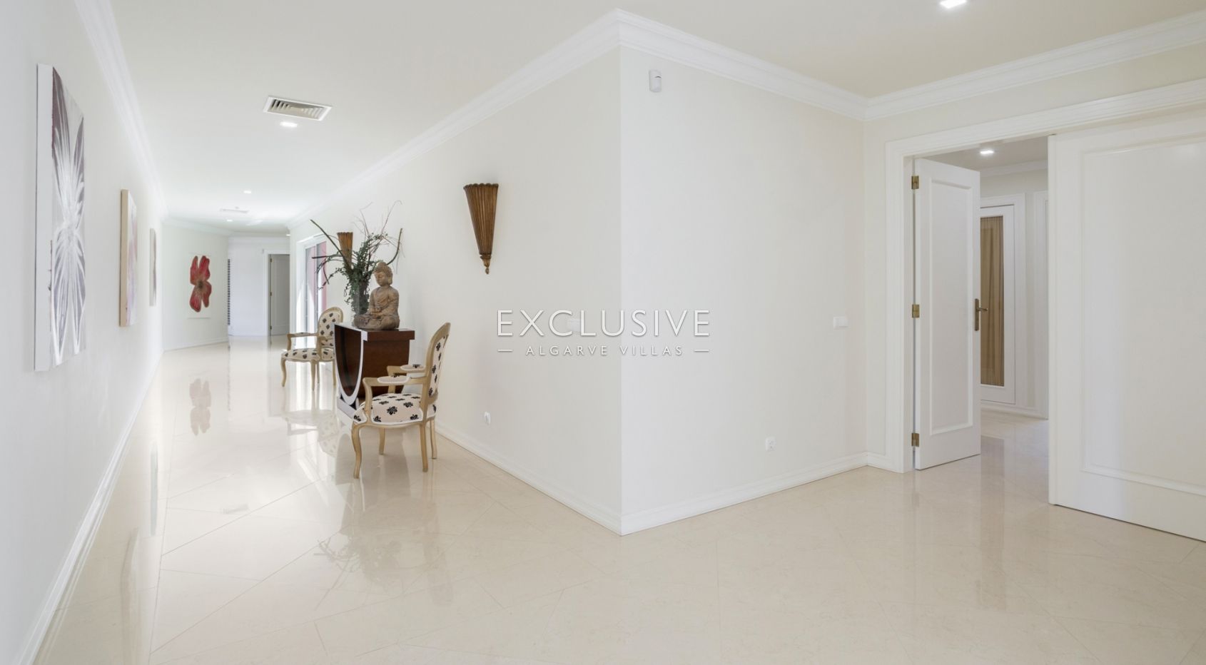 Buy Luxurious mansion with 5 bedrooms and private pool in Pinhal Velho, Vilamoura