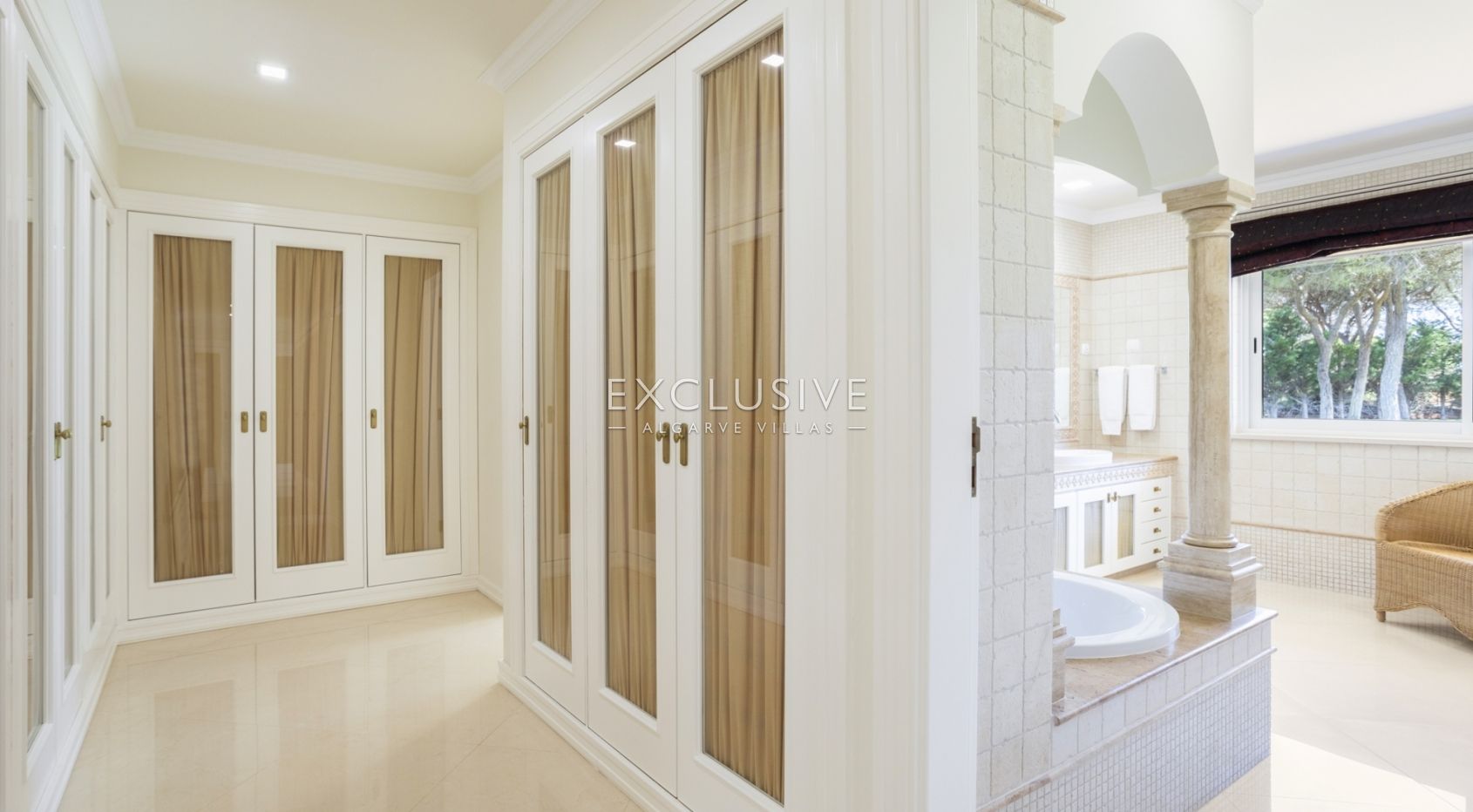 Buy Luxurious mansion with 5 bedrooms and private pool in Pinhal Velho, Vilamoura