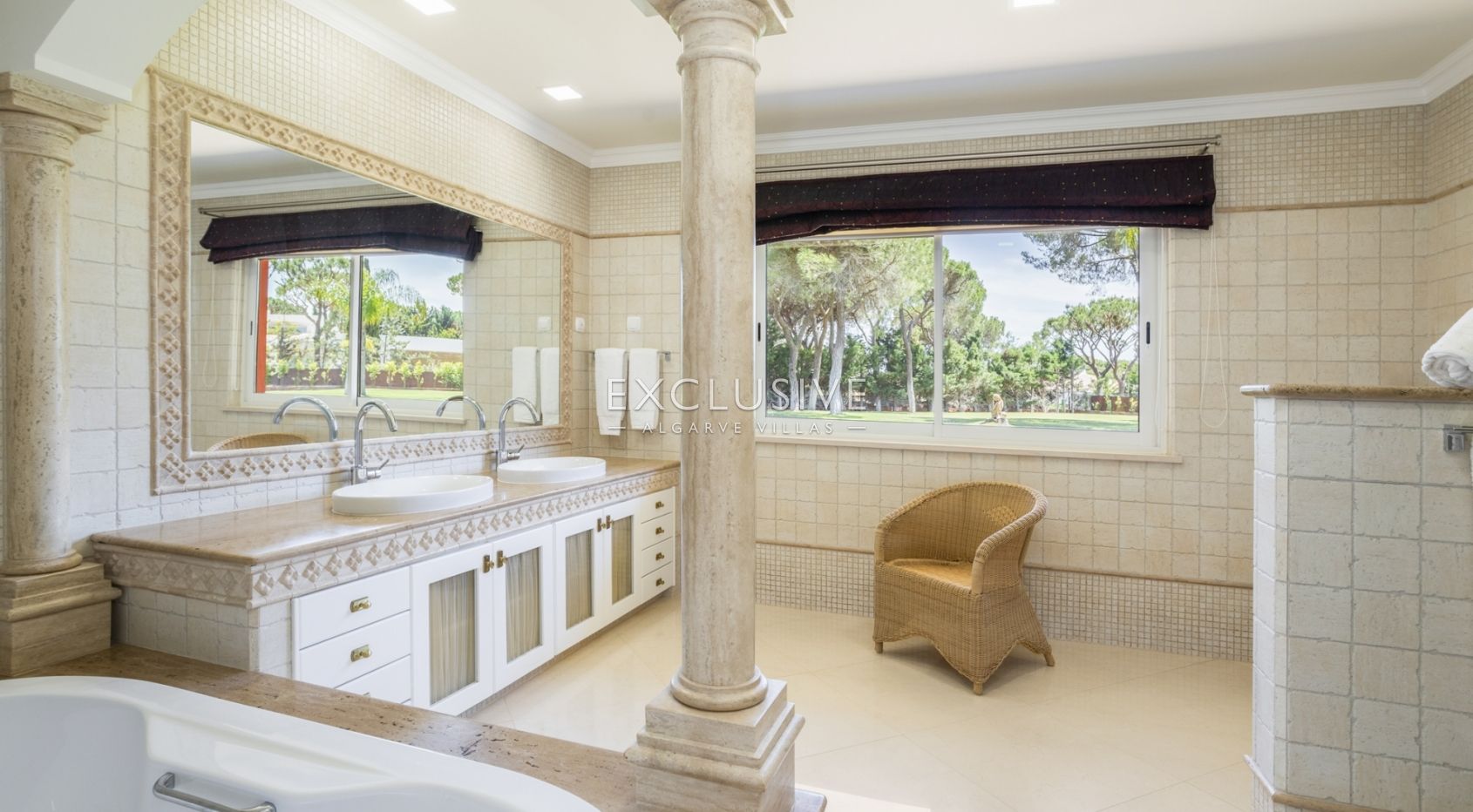 Buy Luxurious mansion with 5 bedrooms and private pool in Pinhal Velho, Vilamoura