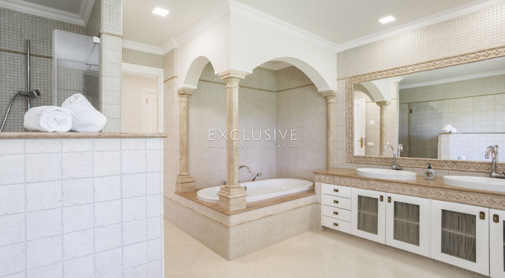 Buy Luxurious mansion with 5 bedrooms and private pool in Pinhal Velho, Vilamoura