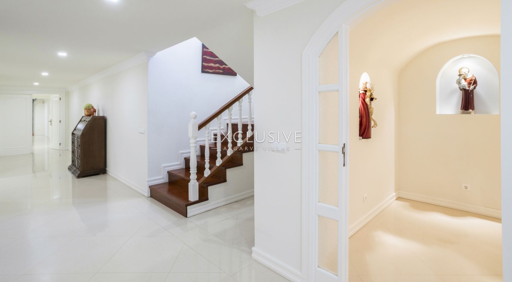 Buy Luxurious mansion with 5 bedrooms and private pool in Pinhal Velho, Vilamoura