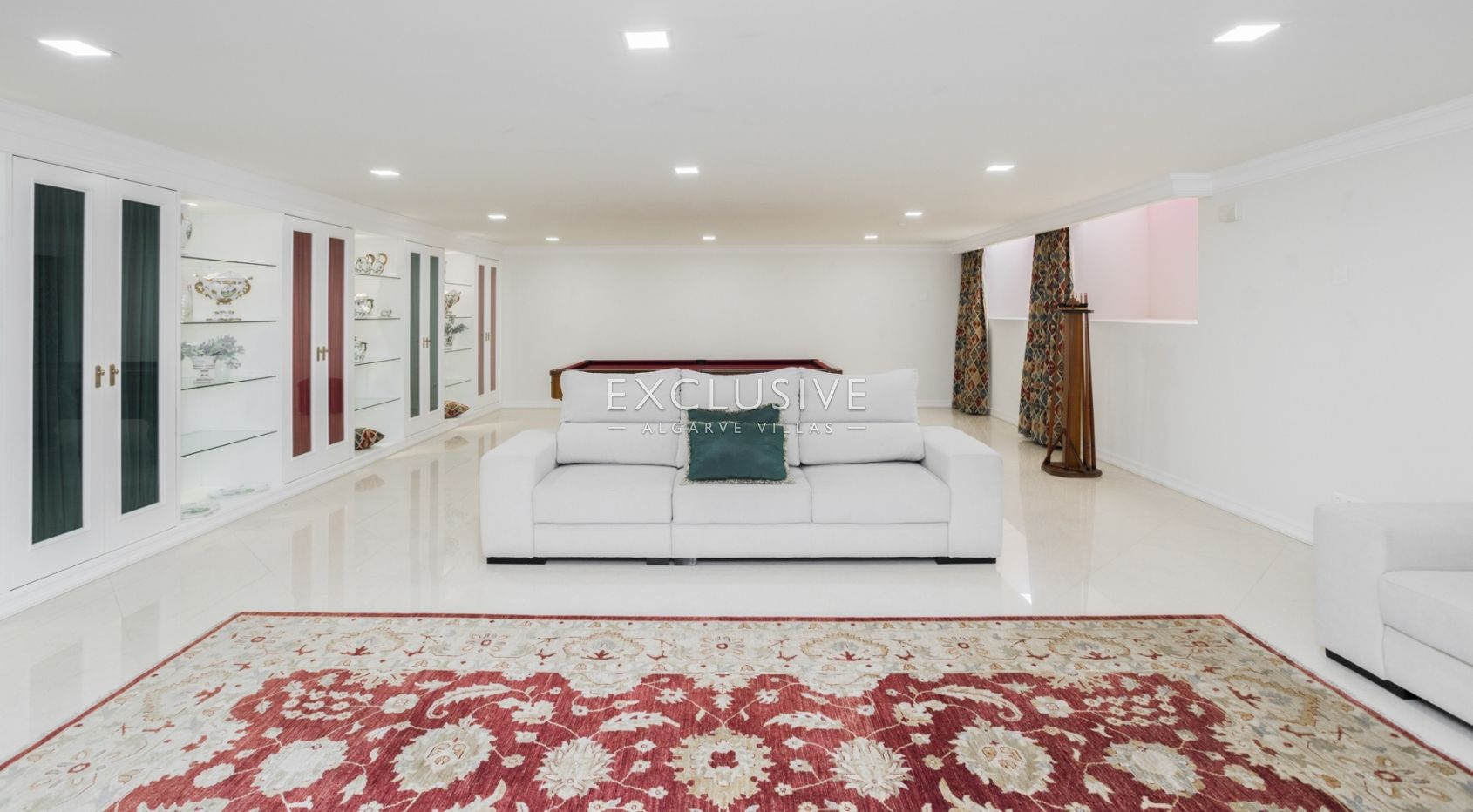 Buy Luxurious mansion with 5 bedrooms and private pool in Pinhal Velho, Vilamoura