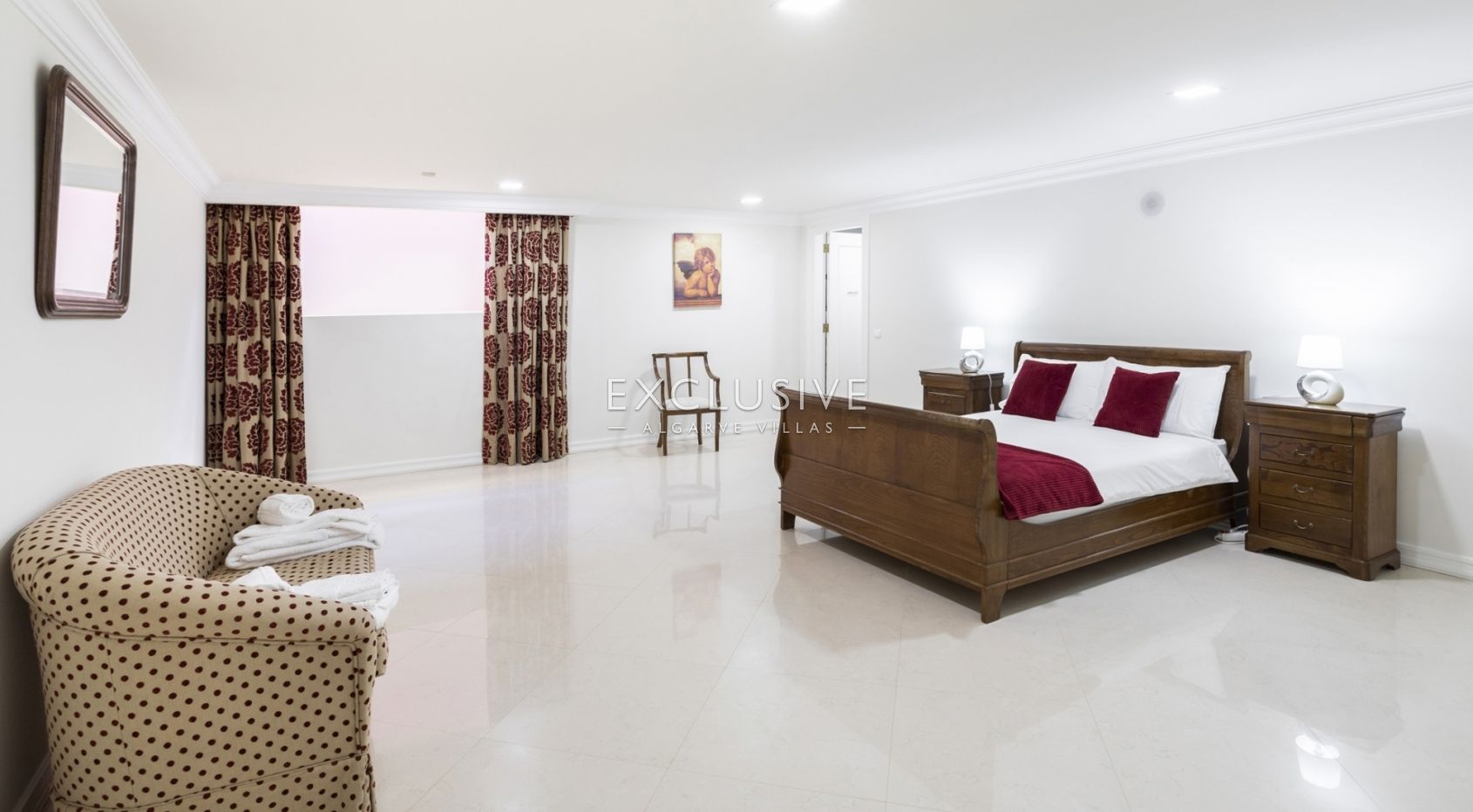 Buy Luxurious mansion with 5 bedrooms and private pool in Pinhal Velho, Vilamoura