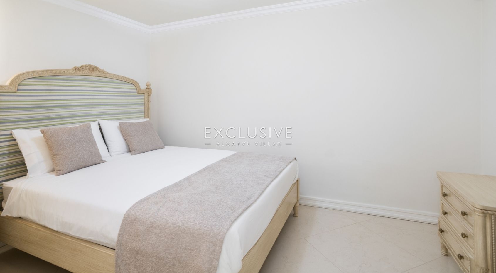 Buy Luxurious mansion with 5 bedrooms and private pool in Pinhal Velho, Vilamoura