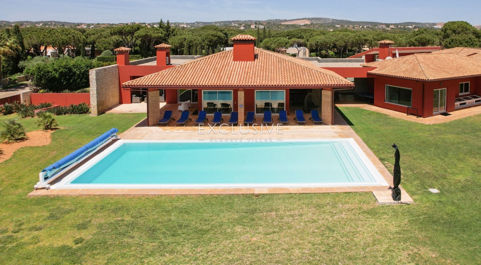 Buy Luxurious mansion with 5 bedrooms and private pool in Pinhal Velho, Vilamoura