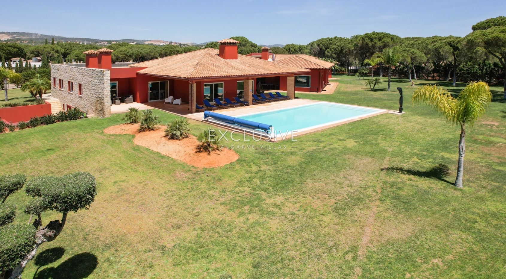 Buy Luxurious mansion with 5 bedrooms and private pool in Pinhal Velho, Vilamoura