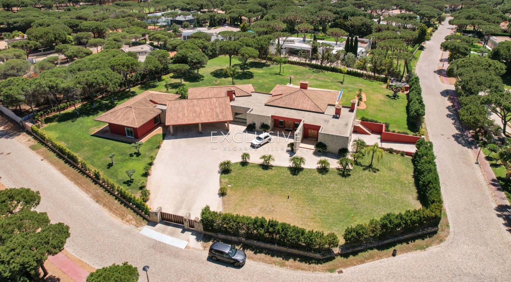 Buy Luxurious mansion with 5 bedrooms and private pool in Pinhal Velho, Vilamoura