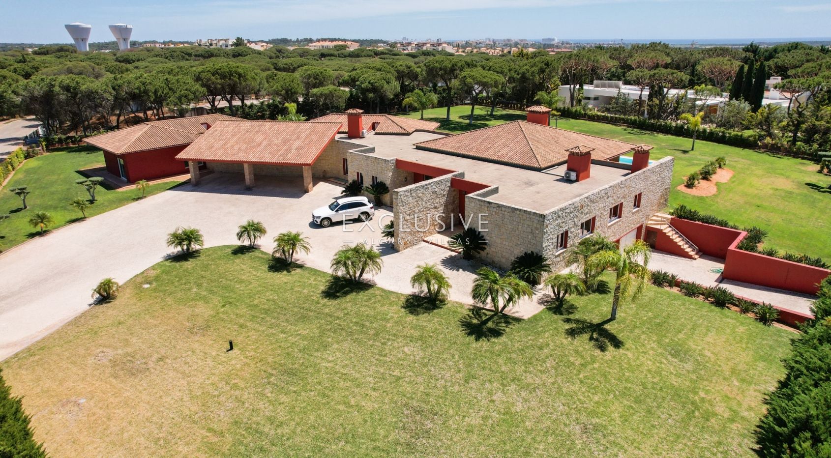 Buy Luxurious mansion with 5 bedrooms and private pool in Pinhal Velho, Vilamoura