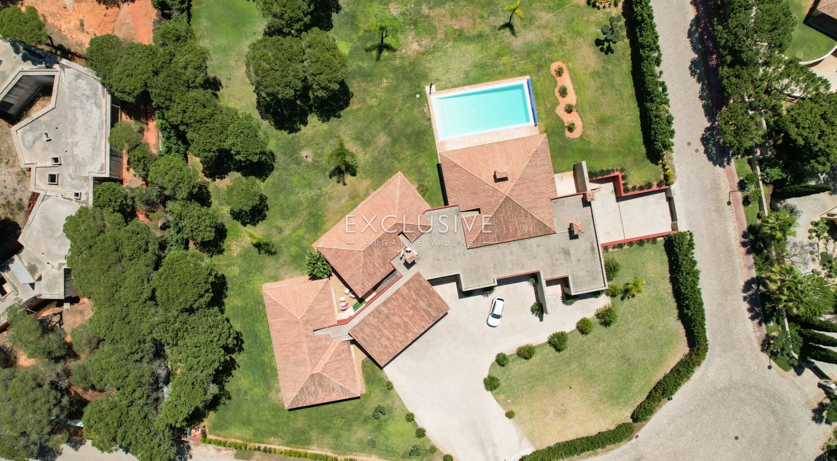 Buy Luxurious mansion with 5 bedrooms and private pool in Pinhal Velho, Vilamoura