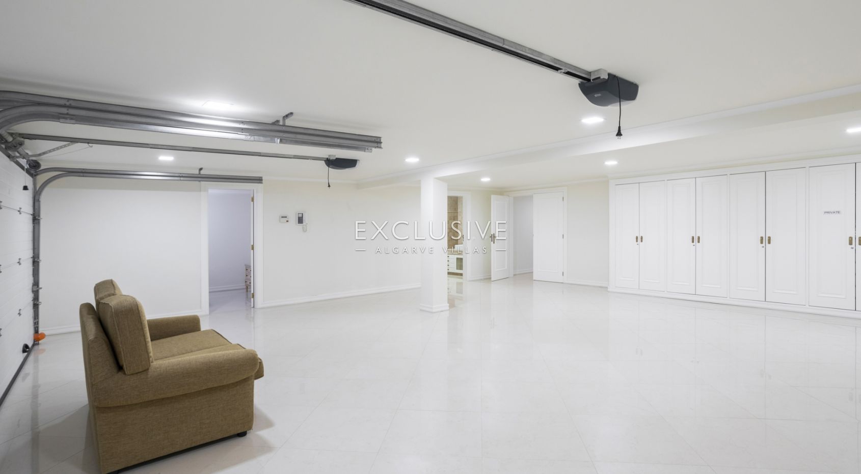 Buy Luxurious mansion with 5 bedrooms and private pool in Pinhal Velho, Vilamoura