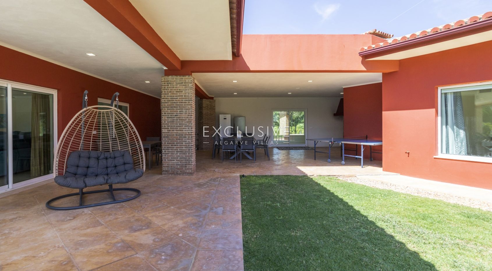 Buy Luxurious mansion with 5 bedrooms and private pool in Pinhal Velho, Vilamoura