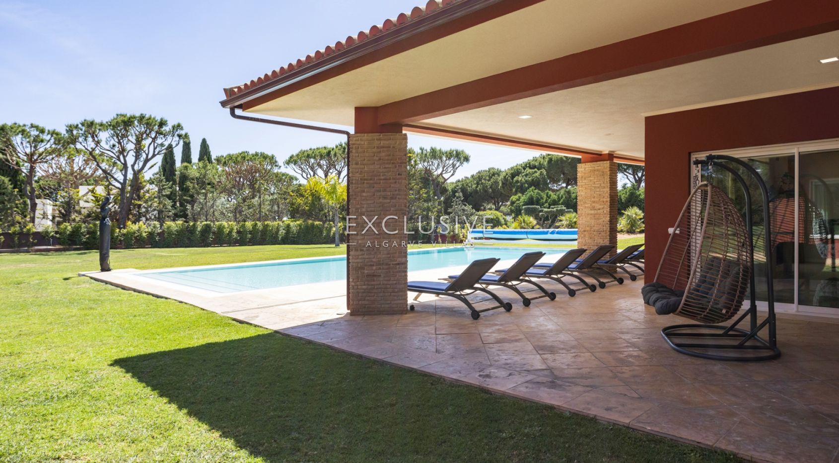 Buy Luxurious mansion with 5 bedrooms and private pool in Pinhal Velho, Vilamoura