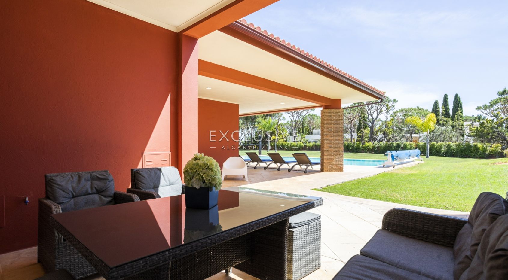 Buy Luxurious mansion with 5 bedrooms and private pool in Pinhal Velho, Vilamoura
