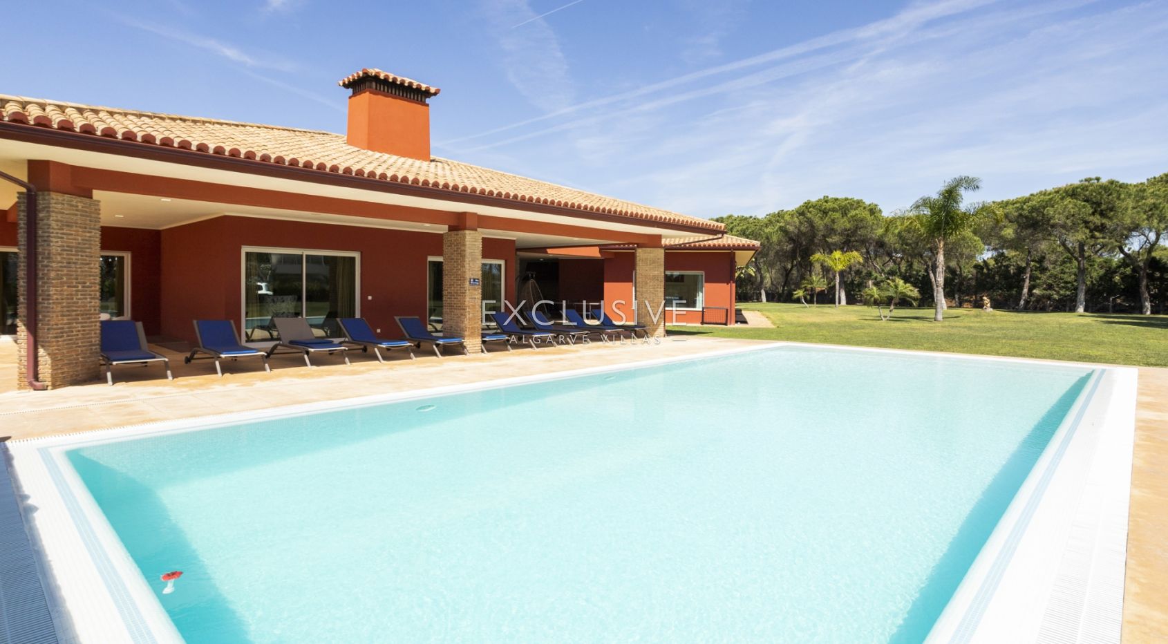 Buy Luxurious mansion with 5 bedrooms and private pool in Pinhal Velho, Vilamoura
