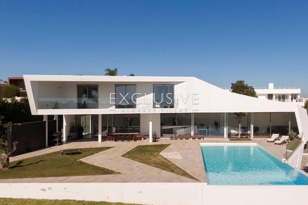 3+1 bedroom contemporary villa with sea views in Lagos, Algarve