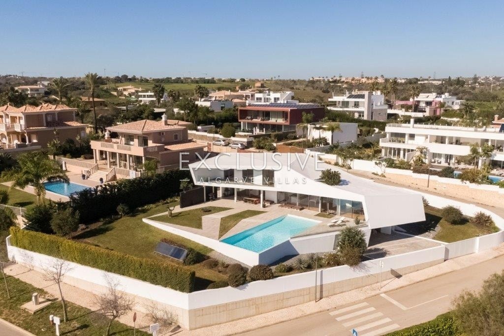 3+1 bedroom contemporary villa with sea views in Lagos, Algarve