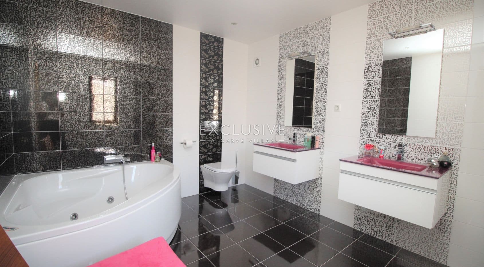 Ruime villa met zeer hoge kwaliteit interieur in Lagos Centrum