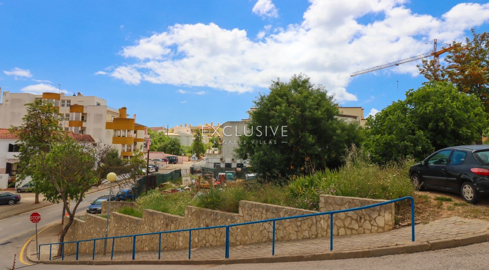 Grundstück mit genehmigtem Projekt zum Bau einer Jugendherberge in Ferragudo, Algarve-1