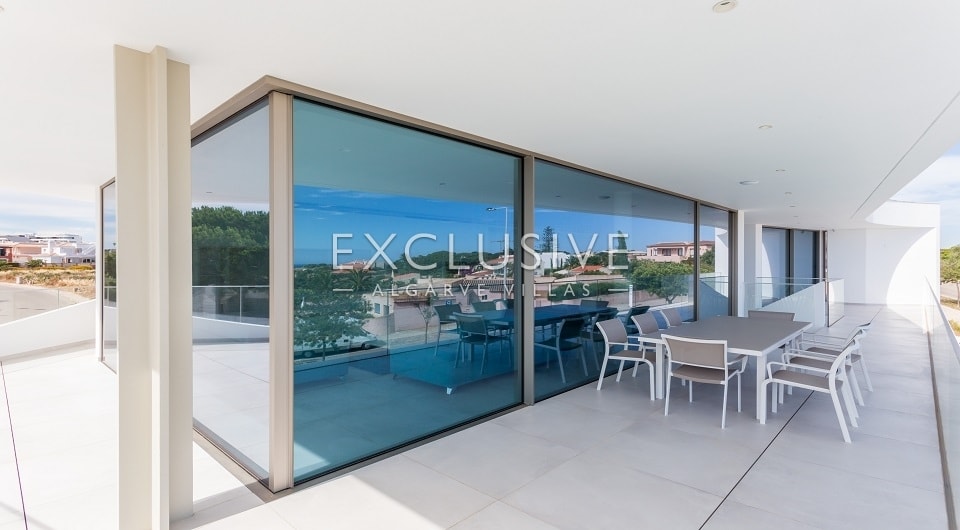 Prachtig ontworpen moderne villa op 400 meter van het strand van Lagos West Algarve