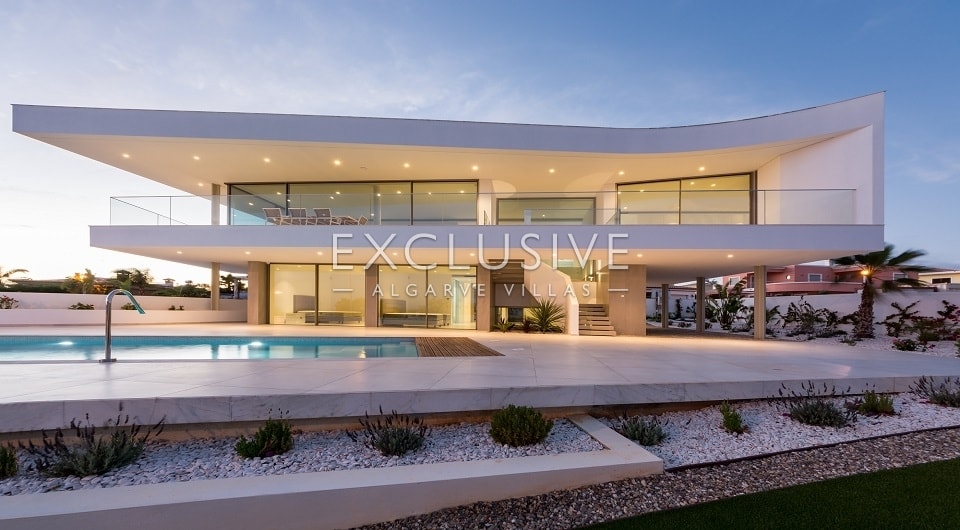 Prachtig ontworpen moderne villa op 400 meter van het strand van Lagos West Algarve