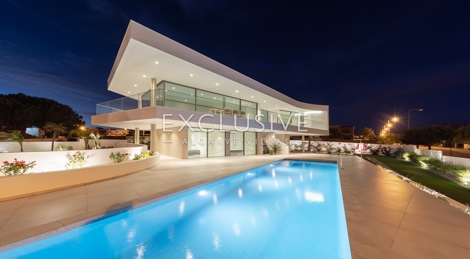 Prachtig ontworpen moderne villa op 400 meter van het strand van Lagos West Algarve