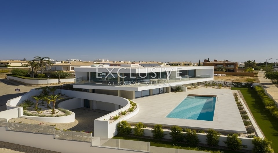 Prachtig ontworpen moderne villa op 400 meter van het strand van Lagos West Algarve