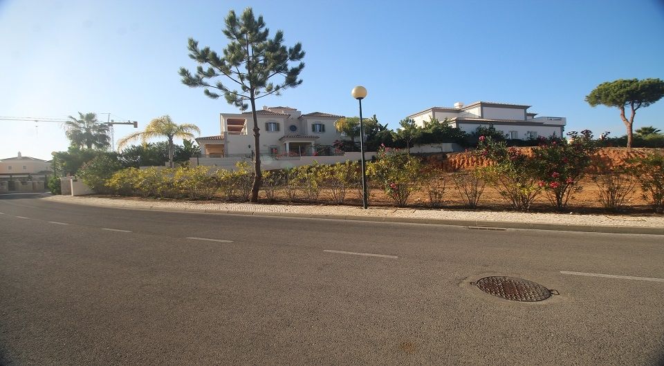 Parcelle de terrain dans l'urbanisation près de Quinta do Lago