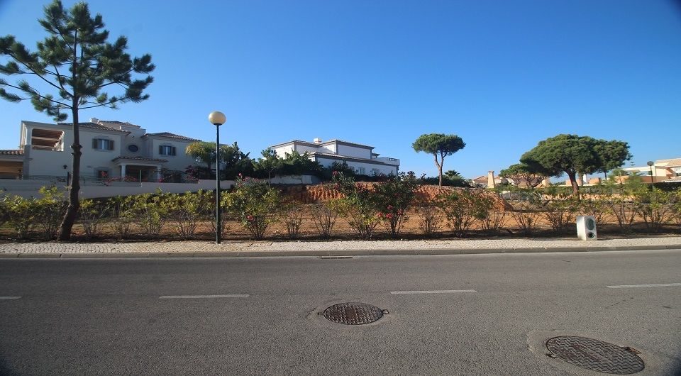 Parcelle de terrain dans l'urbanisation près de Quinta do Lago