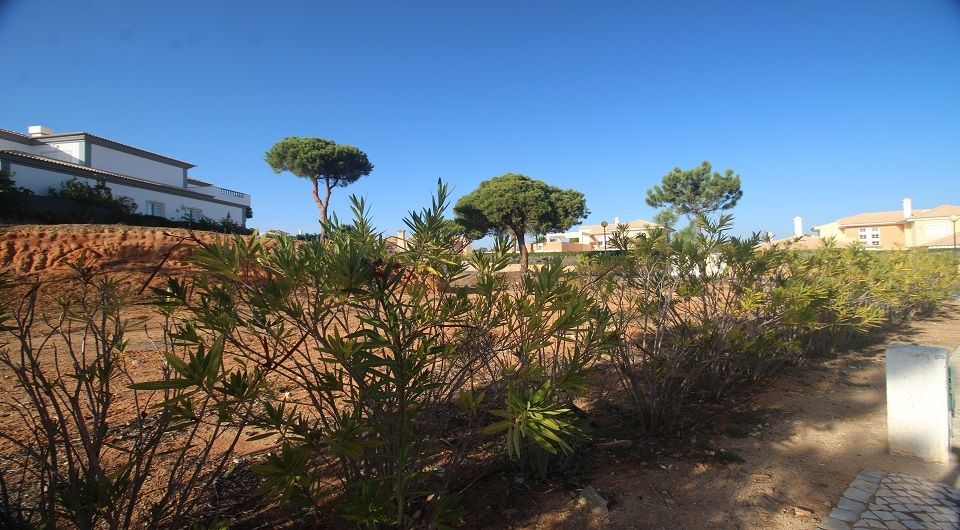 Parcelle de terrain dans l'urbanisation près de Quinta do Lago